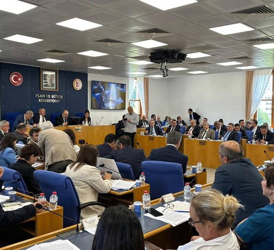 Zeytinliklerin madenciliğe açılmasını öngören teklif kabul edildi