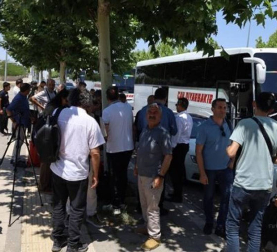 Silah bırakma törenini izleyecek grup Diyarbakır'dan yola çıktı