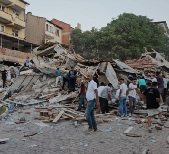 Balıkesir'de 6,1 büyüklüğünde deprem: Yıkılan binalar var