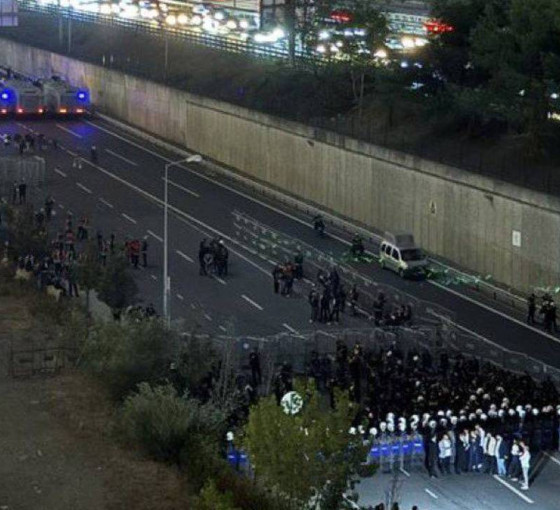 CHP önündeki polis ablukası sürüyor... Gürsel Tekin: İl binasına gideceğim