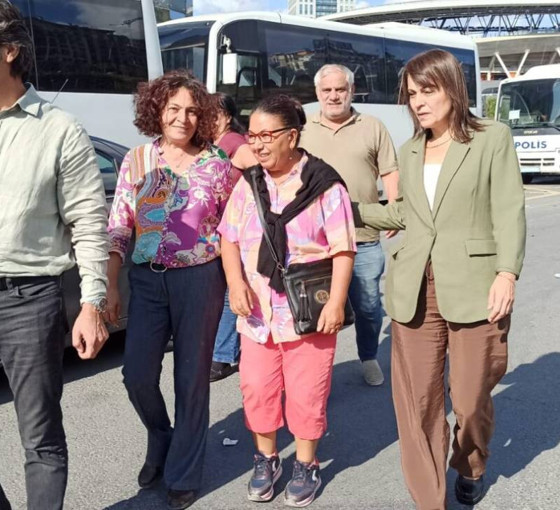 DEM Parti heyeti CHP İstanbul İl Binası’na geldi: Çok iyi biliyoruz ki barış demokrasi olmadan gerçekleşemez