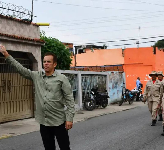 Trump'ın tehditlerine karşı Venezuela sivillere askeri eğitim veriyor: "Kışlalar halka gidiyor"