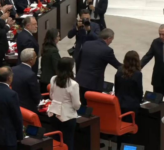 Erdoğan konuşmasının ardından ilk DEM Parti sıralarına gitti