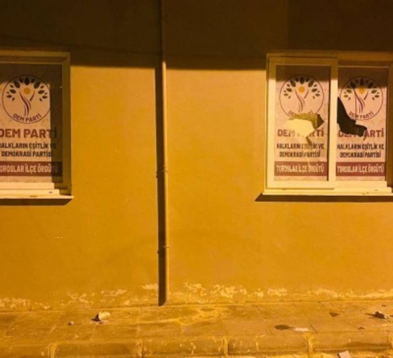 DEM Parti binasına taşlı saldırı