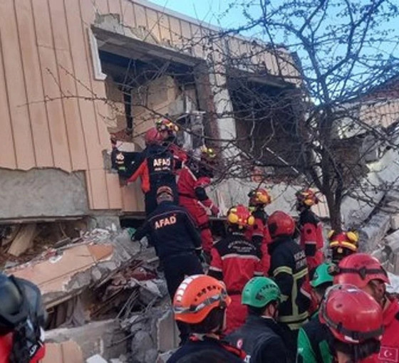 Gebze'de çöken bina: 18 yaşındaki Dilara Bilir sağ kurtarıldı