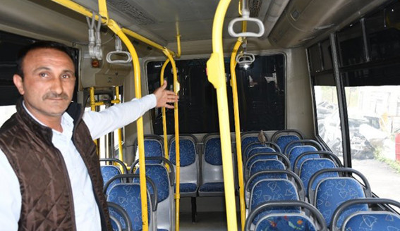Salgından dolayı çalışmayan otobüslere kuşlar yuva yaptı - Resim : 1