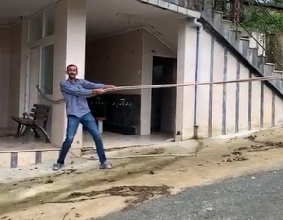İş yerini iple camiye bağlayarak tedbir aldılar - Resim : 1