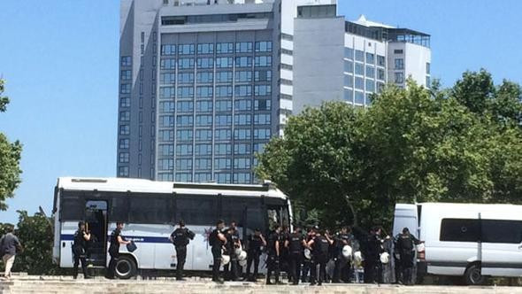 Taksim'de ikinci abluka: Gezi Parkı kapatıldı - Resim : 1