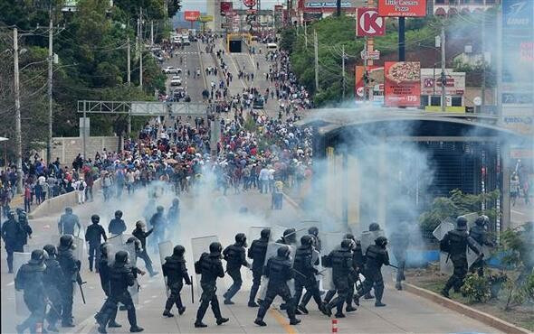 Honduras'ta ABD Büyükelçiliği'nin kapısını ateşe verdiler - Resim : 1
