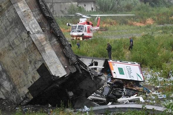 İtalya'da köprü çöktü: En az 39 ölü - Resim : 2