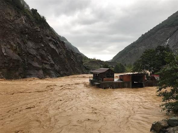 Rize sular altında: 1 kişi öldü - Resim : 1