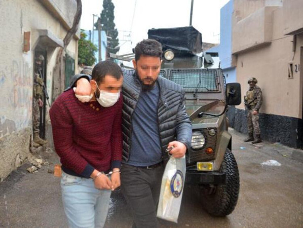 IŞİD operasyonunda kapısı açılmayan eve 'zırhlı araç' ile müdahale - Resim : 2