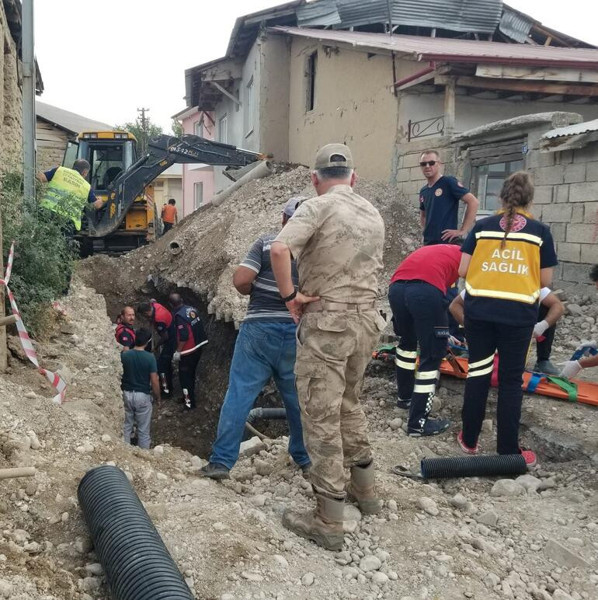 Kanalizasyon çalışmasında 1 işçi toprak altında kaldı - Resim : 1