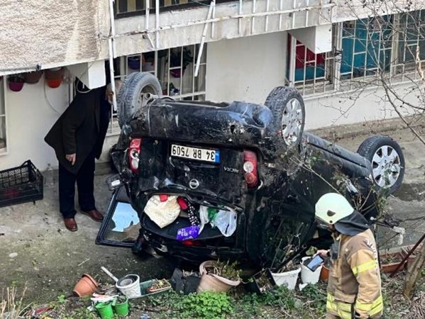 Üsküdar'da apartmanın bahçesine otomobil düştü - Resim : 1
