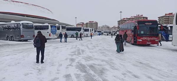 Konya'yı çevre illere bağlayan tüm yollar kapalı; yolcular terminalde kaldı - Resim : 1