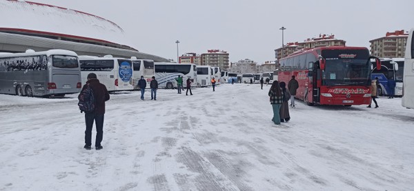 Konya'yı çevre illere bağlayan tüm yollar kapalı; yolcular terminalde kaldı - Resim : 1