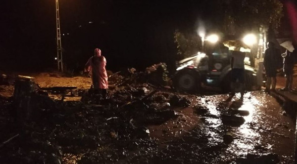 Trabzon, Rize ve Artvin’de sel: Yollar kapandı, mahsur kalan 3 kişi kurtarıldı - Resim : 1