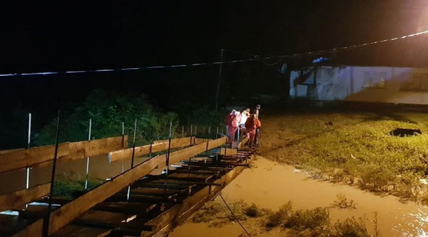 Trabzon, Rize ve Artvin’de sel: Yollar kapandı, mahsur kalan 3 kişi kurtarıldı - Resim : 2