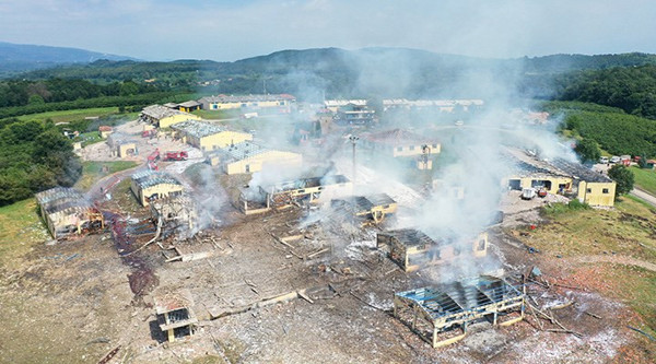 Fabrikadaki işçilerin yakınları: Geçmiş yıllardaki patlamaların ardından fabrika neden kapatılmadı - Resim : 2