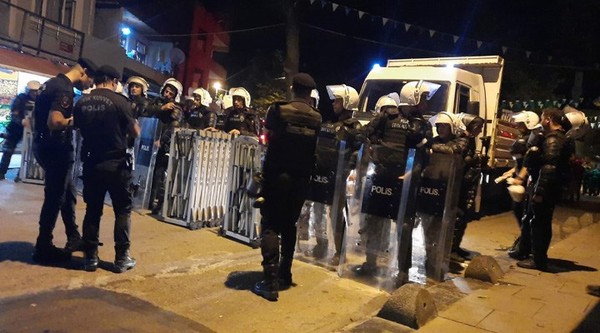Tokatköy'de gece yarısı polis kuşatmasıyla yıkım: Mahalle ablukaya alındı, iki kişi gözaltında - Resim : 1