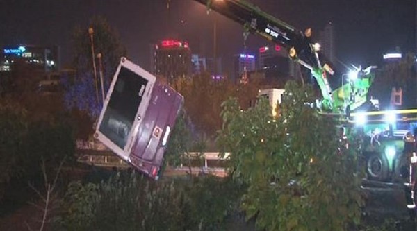 İstanbul'da İETT otobüsü devrildi - Resim : 1