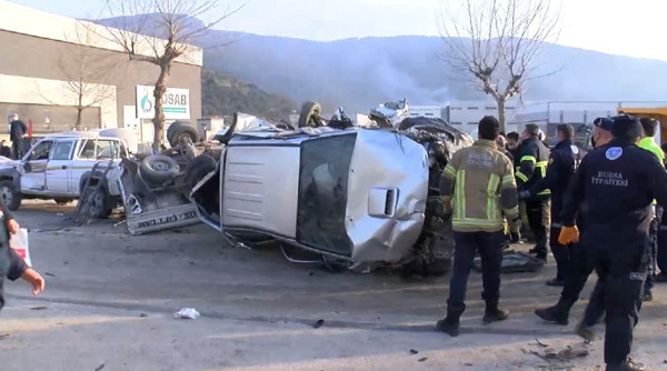 Freni patlayan TIR araçları sürükledi: 3 ölü, 21 yaralı - Resim : 3