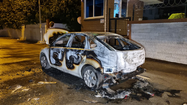 İcralık otomobilini yakıp, kullanılmaz hale getirdi - Resim : 1