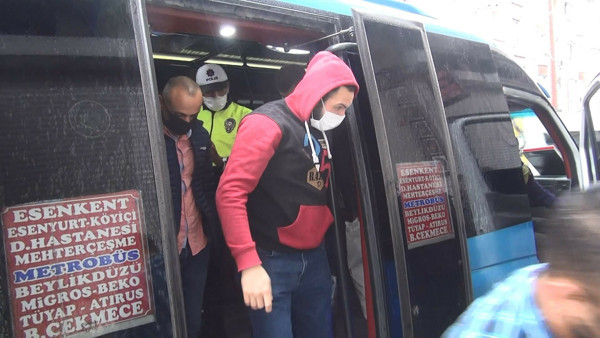 İstanbul'da normalleşmenin ilk günü: Minibüsten 7 yerine 35 yolcu çıktı - Resim : 1