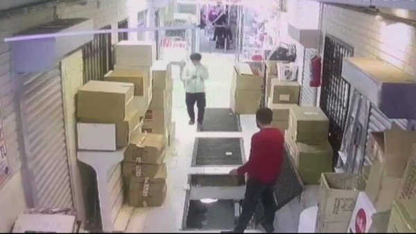 Cep telefonuna bakarak yürürken ızgaradan aşağıya düştü - Resim : 1