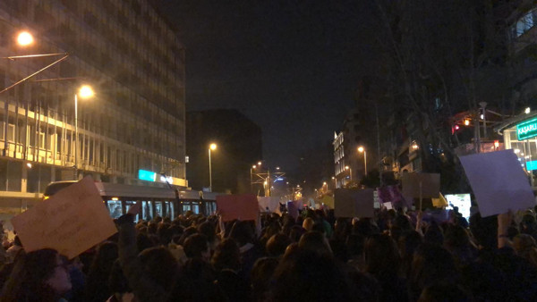 Feminist Gece Yürüşü: Polis saldırdı kadınlar direndi - Resim : 6