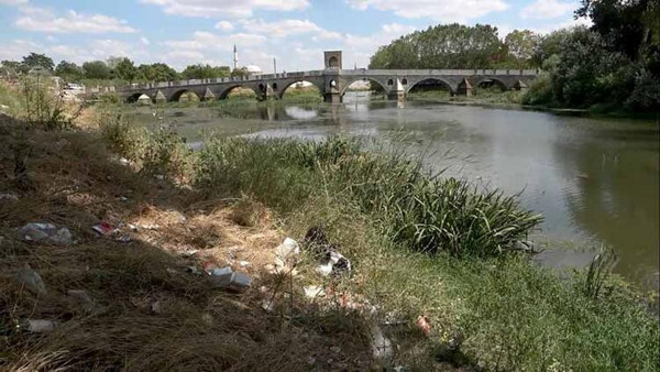 Tunca Nehri'nde debi düştü, yüzeyi çöp ve otlarla kaplandı - Resim : 1