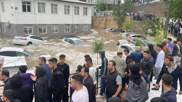 Adıyaman'da sel: Araçlar su altında kaldı - Resim : 1