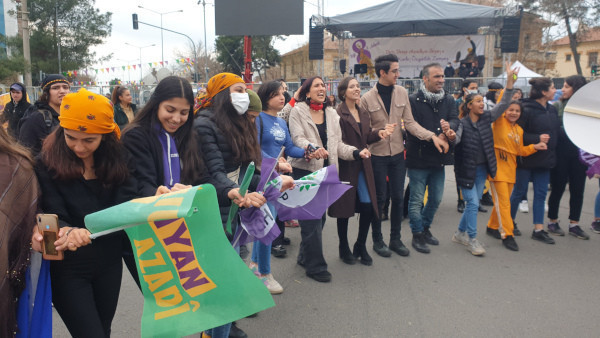 Diyarbakır'da alanlara çıkan kadınlar 'Aysel'in hafızası hafızamızdır' dedi - Resim : 1