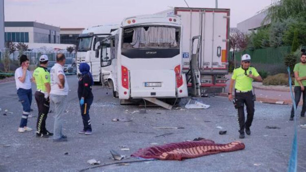 Fabrika işçilerinin taşındığı servis midibüsü ile TIR çarpıştı: 1 ölü, 25 yaralı - Resim : 2