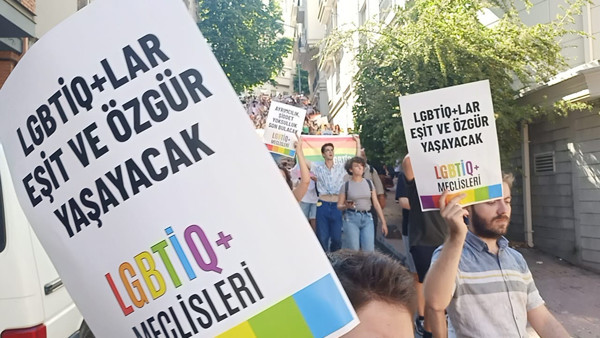 Onur Yürüyüşü'ne polis müdahalesi: 370 kişi gözaltına alındı - Resim : 2