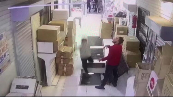 Cep telefonuna bakarak yürürken ızgaradan aşağıya düştü - Resim : 2
