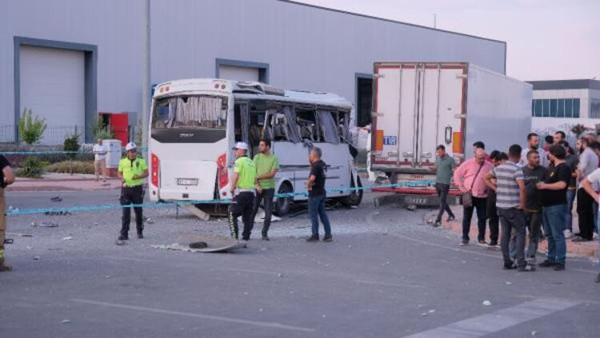 Fabrika işçilerinin taşındığı servis midibüsü ile TIR çarpıştı: 1 ölü, 25 yaralı - Resim : 1