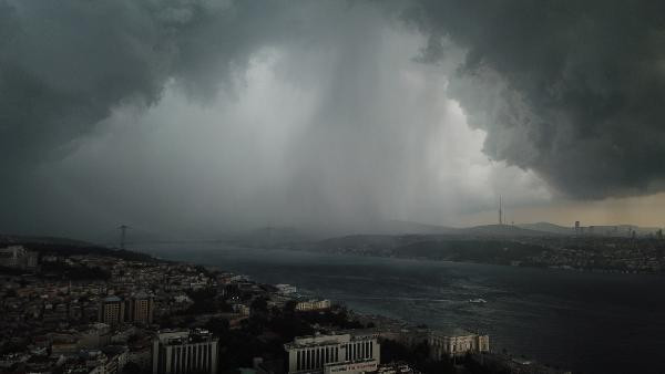 İstanbul'da beklenen yağış 'kara bulutlar' ile geldi, hortum oluştu - Resim : 1