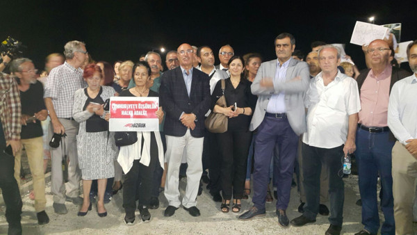 Cumhuriyet: Bir yanımız içeride kaldı - Resim : 2