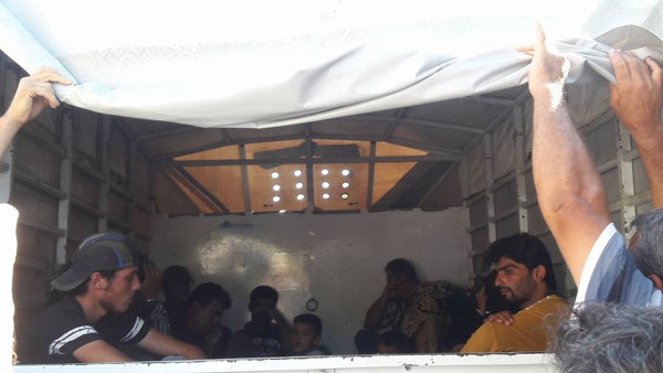 Türkiye'nin 'güvenlik duvarı'nı merdivenlerle aşıyorlar - Resim : 1