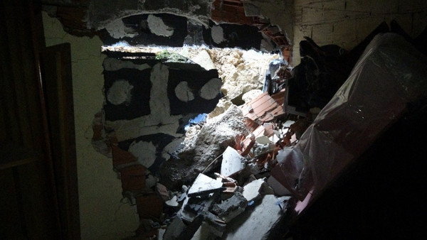 Sarıyer'in yağmurla imtihanı: 5 katlı binanın istinat duvarı çöktü - Resim : 1