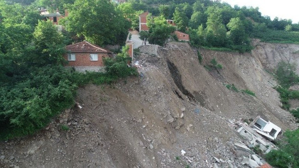 Ordu'nun Aybastı ilçesine heyelan riski nedeniyle girişler yasaklandı - Resim : 2