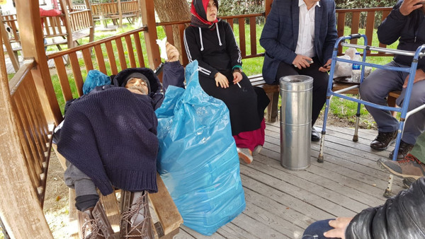 İBB, bakım sezonunu kapattı, yaşlıları hastane bahçesine terketti - Resim : 2
