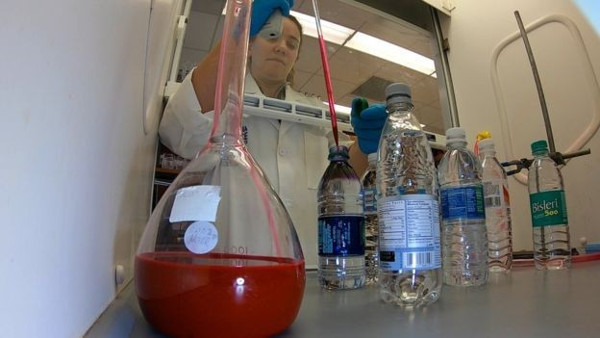 Büyük markaların şişe sularında plastik maddeler bulundu - Resim : 1