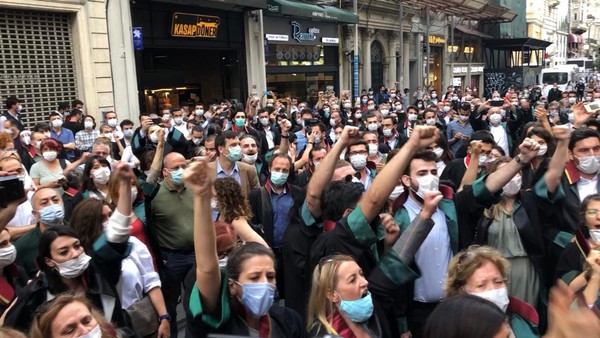 İstanbul Barosu avukatları Ankara'daki polis ablukasını protesto etti: Faşizme karşı omuz omuza - Resim : 1