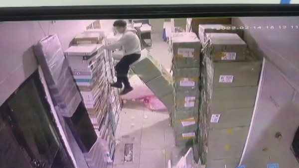 Cep telefonuna bakarak yürürken ızgaradan aşağıya düştü - Resim : 4
