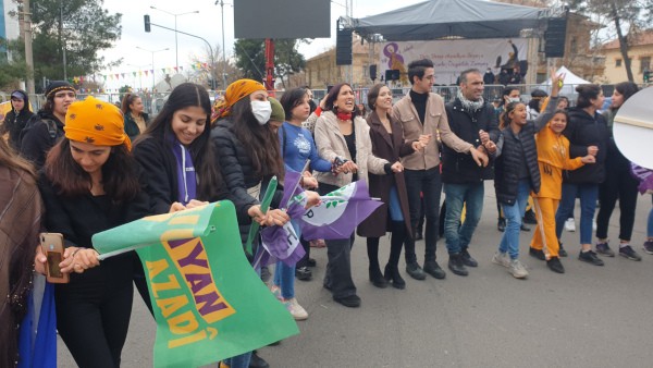 Diyarbakır'da alanlara çıkan kadınlar 'Aysel'in hafızası hafızamızdır' dedi - Resim : 1