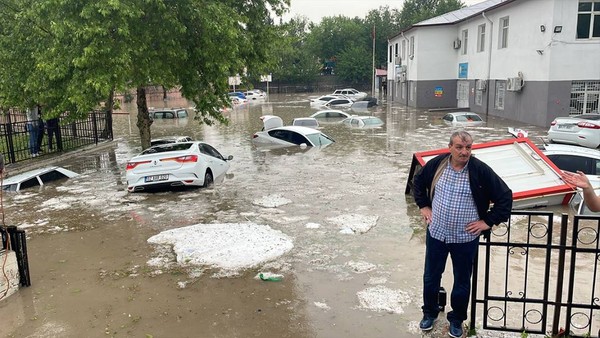 Adıyaman'da sel: Araçlar su altında kaldı - Resim : 2
