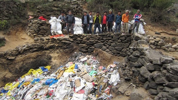 Everest Dağı'ndan 11 ton çöp toplandı - Resim : 1