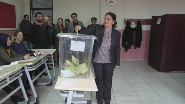 Siyasiler sandık başında - Resim : 13